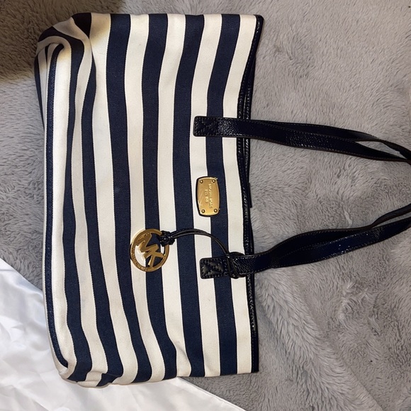 Beautiful lightly used Michael Kors bag purchased from Macy’s - Picture 4 of 9